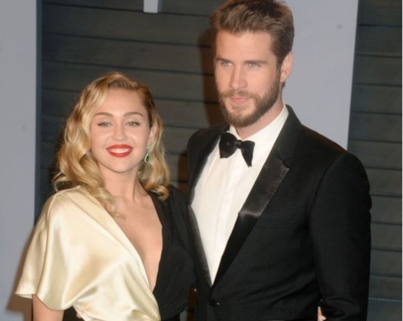 Liam Hemsworth a uitat-o pe Miley. Cu ce actriță a fost văzut ținându-se de mână