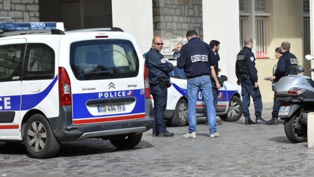 Agresiune cu cuţitul la Prefectura poliţiei din Paris: Patru poliţişti au fost ucişi, atacatorul - lichidat