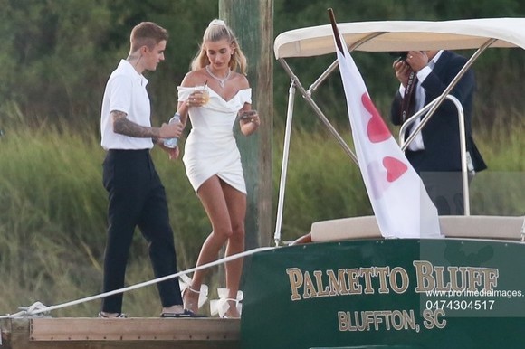 Justin Bieber a făcut cununia religioasă cu Hailey Baldwin. Ce cadou de nuntă şi-a făcut starul
