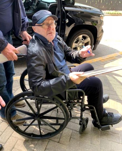 Phil Collins, dependent de scaun cu rotile, dar nu renunță la concerte