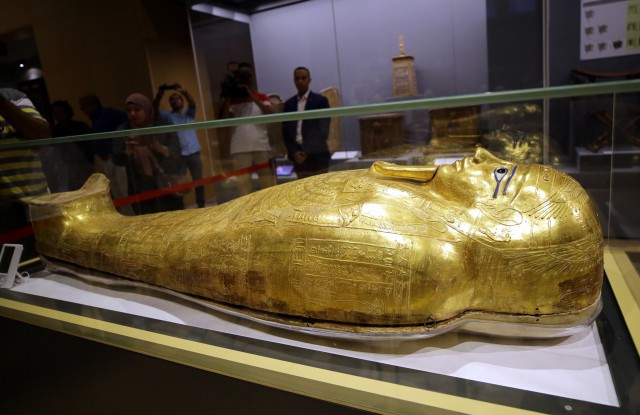 Un sarcofag antic, furat în 2011, a fost readus în Egipt