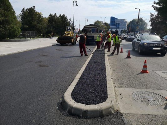 Se amenajează trotuarele în mai multe zone din oraș. VIDEO