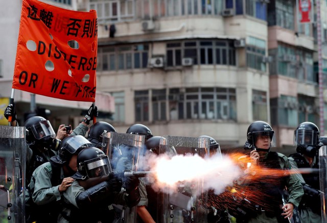 Hong Kong: Noi ciocniri între manifestanţi şi forţele de ordine într-un cartier comercial