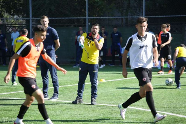 Selecţionerul Cosmin Contra a susţinut o lecţie practică pentru antrenorii înscrişi la cursurile licenţei Pro