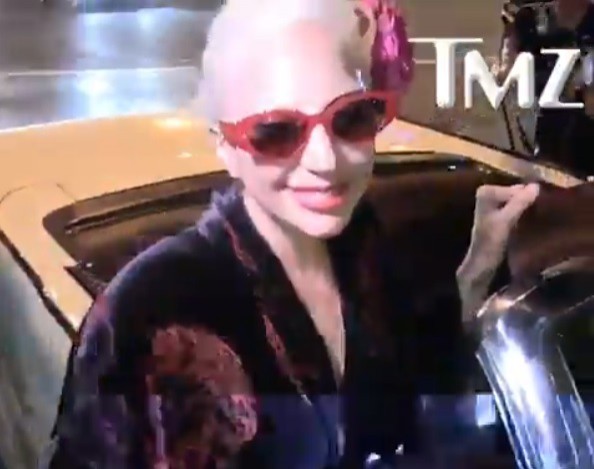 Lady Gaga, surprinsă într-o stare ciudată pe stradă. A căzut din picioare