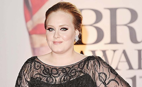 Adele câştigă 75.856 dolari pe zi