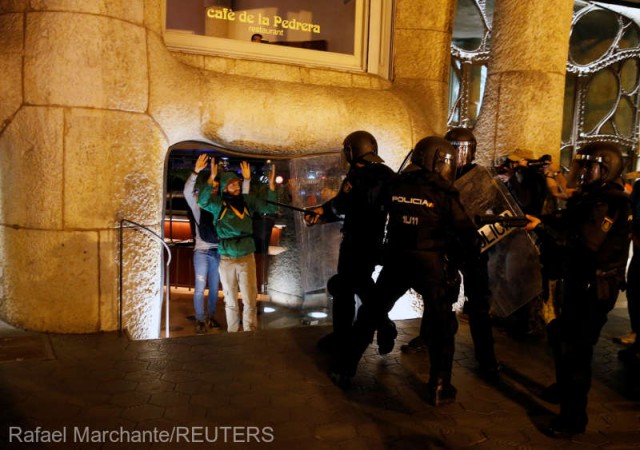 Spania: Noi ciocniri violente, la Barcelona, între protestatarii catalani şi poliţie