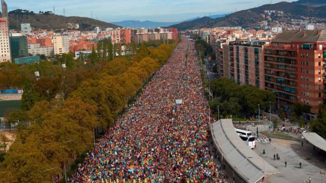 Peste jumătate de milion de oameni au protestat la Barcelona împotriva condamnărilor primite de liderii separatişti; noi ciocniri cu poliţia