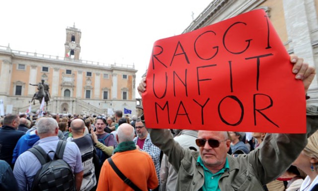 Italia, Roma: Sute de manifestanţi au cerut demisia primarului Virginia Raggi