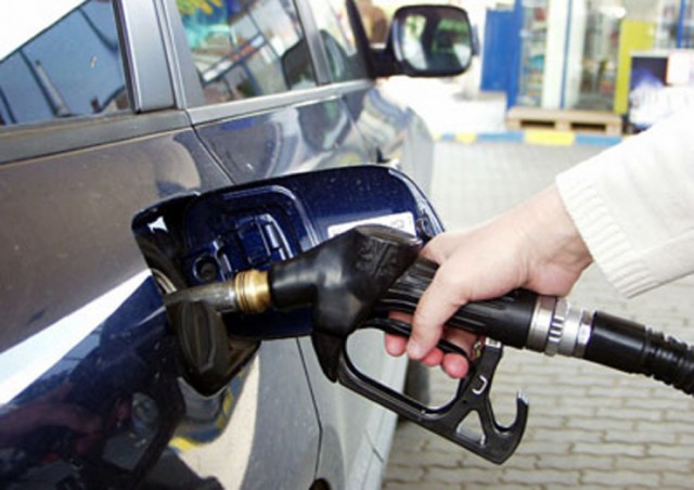 Explozie a prețurilor la pompă. Cât de mult s-au scumpit motorina și benzina