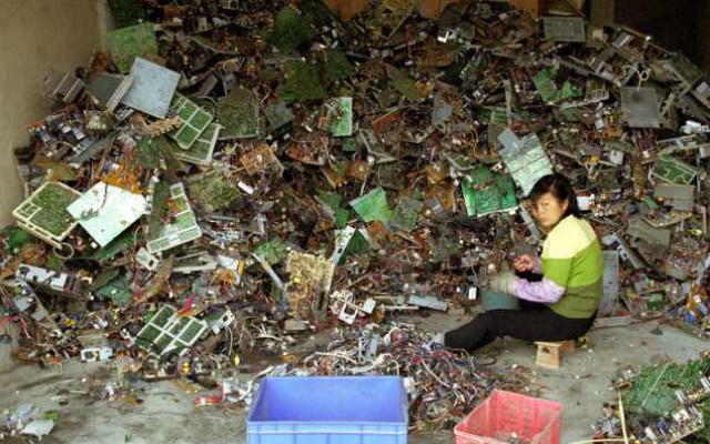 Dezvăluiri cutremurătoare ale Poliției din Italia: Deșeurile toxice din peninsulă erau trimise în China pentru producția de pantofi