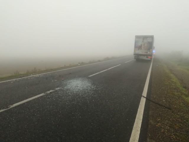 Accident rutier din cauza ceții: o autocisternă a intrat în coliziune cu un microbuz
