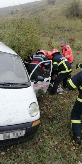 Mașină răsturnată la intrare în Valu lui Traian, o persoană încarcerată