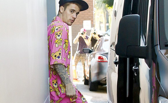 Justin Bieber a ieşit în pijama roz pe stradă