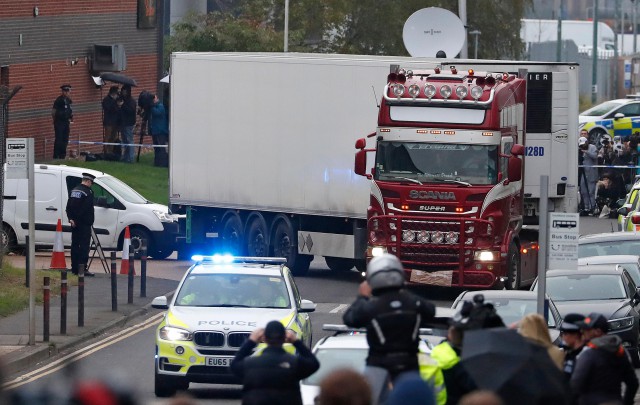 Migranţi găsiţi decedaţi într-un camion în Marea Britanie: 24 de familii vietnameze îşi caută copiii dispăruţi