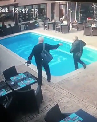 La piscina de la Reyna se face baie şi în extrasezon! VIDEO: inspector ANAF la apă!