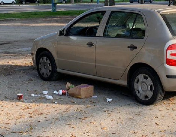 Imagini revoltătoare surprinse în Mamaia! Și-a făcut curat în mașina și a aruncat tot gunoiul pe jos