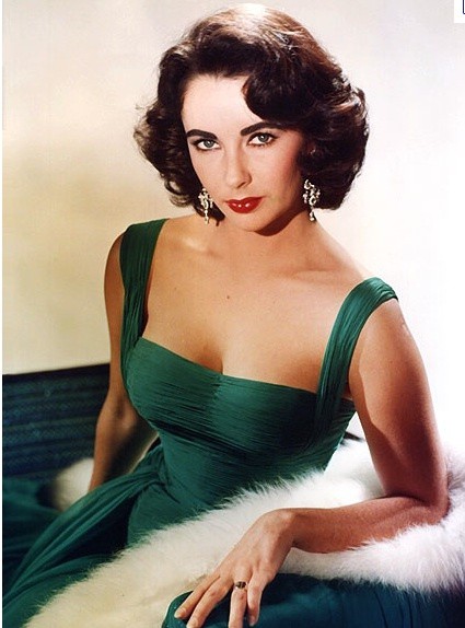 Mai multe ţinute şi suveniruri ale actriţei Elizabeth Taylor vor fi scoase la licitaţie în luna decembrie