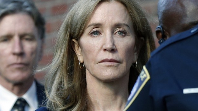 Actriţa Felicity Huffman s-a prezentat la închisoare pentru a-şi începe pedeapsa