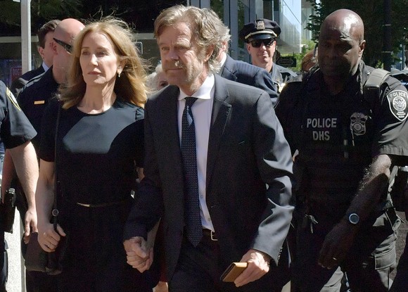 Felicity Huffman, din „Neveste disperate“, fotografiată în pușcărie. Imaginea e dezolantă
