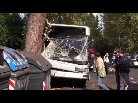 Italia: Aproape 30 de oameni răniţi într-un accident de autobuz la Roma