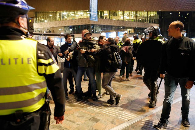 Poliţia olandeză a arestat 23 de persoane în urma ciocnirilor dintre turci şi kurzi în Rotterdam