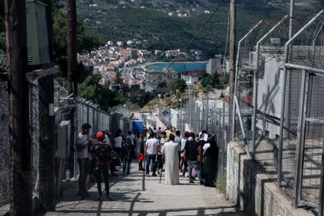Violenţe între afgani şi sirieni într-o tabără de refugiaţi suprapopulată de pe o insulă greacă