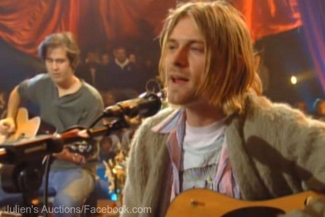 Faimosul cardigan verde al lui Kurt Cobain, vândut la licitaţie pentru suma de 334.000 de dolari