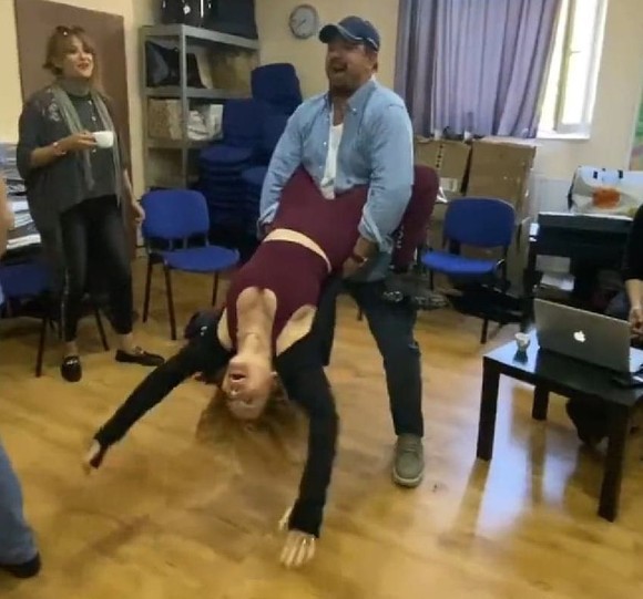 Loredana Groza și Horia Brenciu, mult prea intimi la repetiții. Poziție demnă de Kama Sutra
