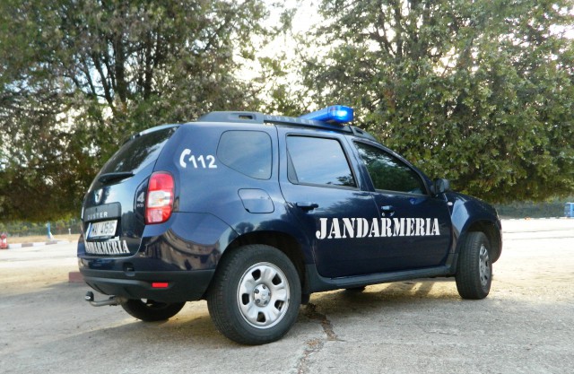 Autoturism cu numere FALSE depistat de jandarmi: s-a lăsat cu URMĂRIRI!
