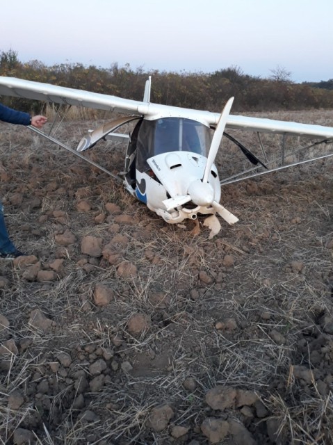 Un avion de mici dimensiuni a aterizat forţat pe un teren arabil de lângă Autostrada Bucureşti-Piteşti