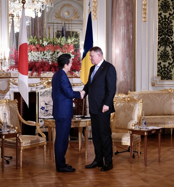 Klaus Iohannis, aflat în Japonia, a fost primit de premierul Shizo Abe. Ce discută cei doi oficiali