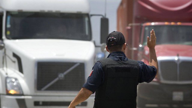 Polonia: Zece migranţi vietnamezi, găsiţi ascunşi într-un camion la frontiera cu Lituania
