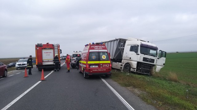 ACCIDENT RUTIER GRAV în județul Constanța: mașină SPULBERATĂ de TIR! VIDEO