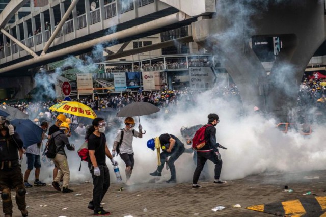 China, Hong Kong: Poliţia a folosit gaze lacrimogene pentru a-i dispersa pe manifestanţi