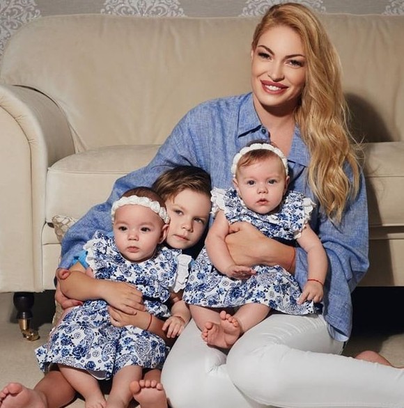 Ce mari au crescut gemenele Valentinei Pelinel! Seamănă leit cu tăticul Cristi Borcea