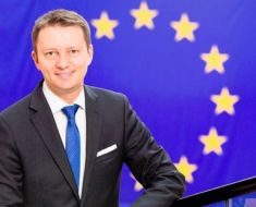 Siegfried Mureșan prezintă programul de guvernare grupurilor parlamentare din PNL Siegfried Mureșan prezintă programul de guvernare grupurilor parlamentare din PNL