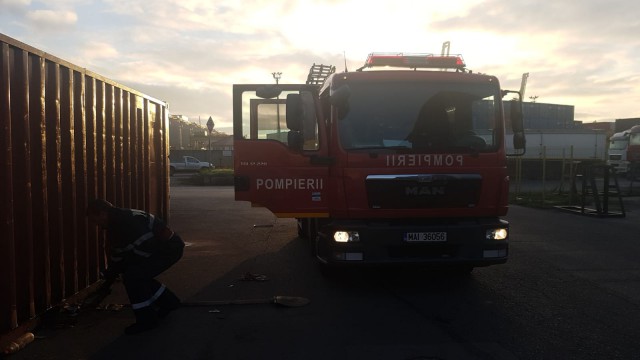 Operațiune de salvare a unui cățel, prins sub un container