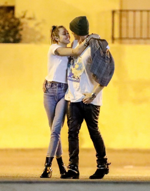 Miley Cyrus trece din extremă în extremă după divorț. Ieri de mână cu iubita, azi cu noul iubit