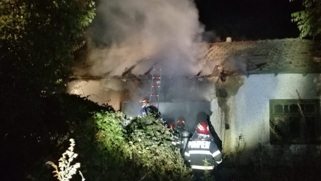 Incendiu la o casă din Babadag! A ars acoperișul!