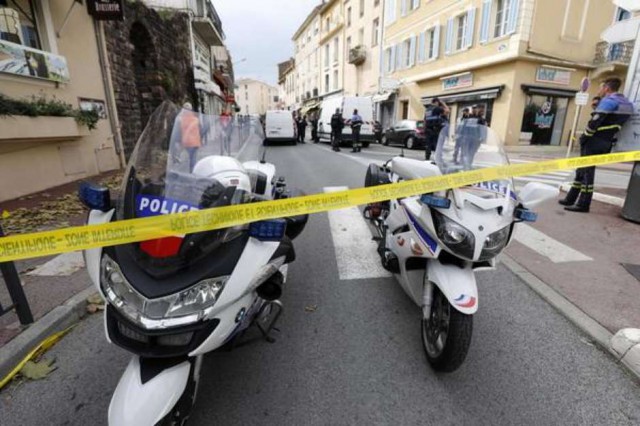 Franţa: Poliţia a arestat un bărbat care a deschis focul la o moschee, făcând doi răniţi grav