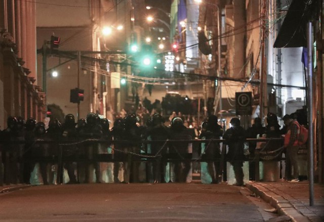 Bolivia: Unităţi de poliţie se revoltă în trei oraşe împotriva preşedintelui Evo Morales