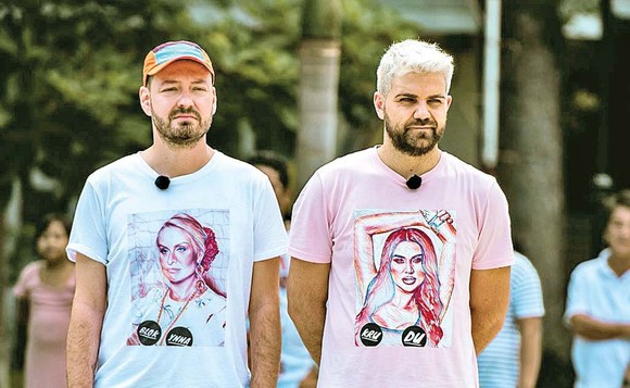 Alex Abagiu și Radu poartă tricouri cu Vica Blochina şi Cruduţa, la „Asia Express“