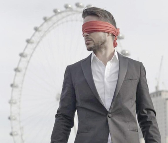 Jorge a intrat în pielea unui nevăzător și era să se accidenteze. Peripeții în Londra, la filmările videoclipului