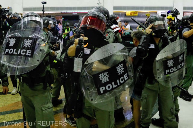 Hong Kong: Cel puţin cinci oameni au fost răniţi într-un atac cu cuţitul la un mall