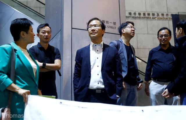 Hong Kong: Trei parlamentari pro-democraţie au fost arestaţi