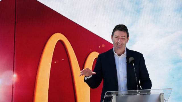 McDonald's îşi concediază directorul general din cauza relaţiei acestuia cu o persoană angajată în cadrul companiei