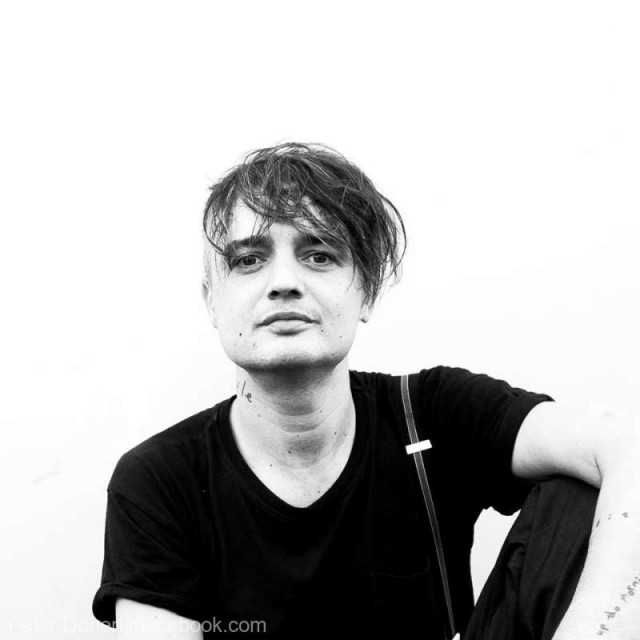 Cântăreţul britanic Pete Doherty, arestat la Paris pentru cumpărare de cocaină