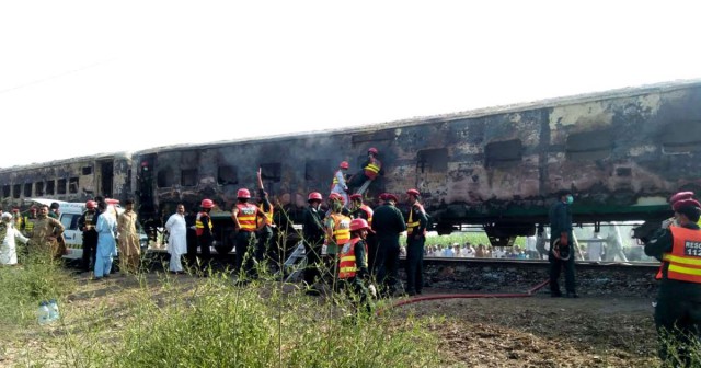 Pakistan: Cel puţin 65 de morţi şi peste 40 de răniţi după ce un tren de pasageri a luat foc