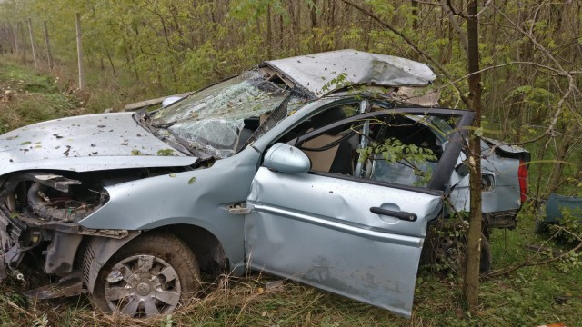 Accident rutier GRAV: trei tinere s-au izbit cu mașina de copac!